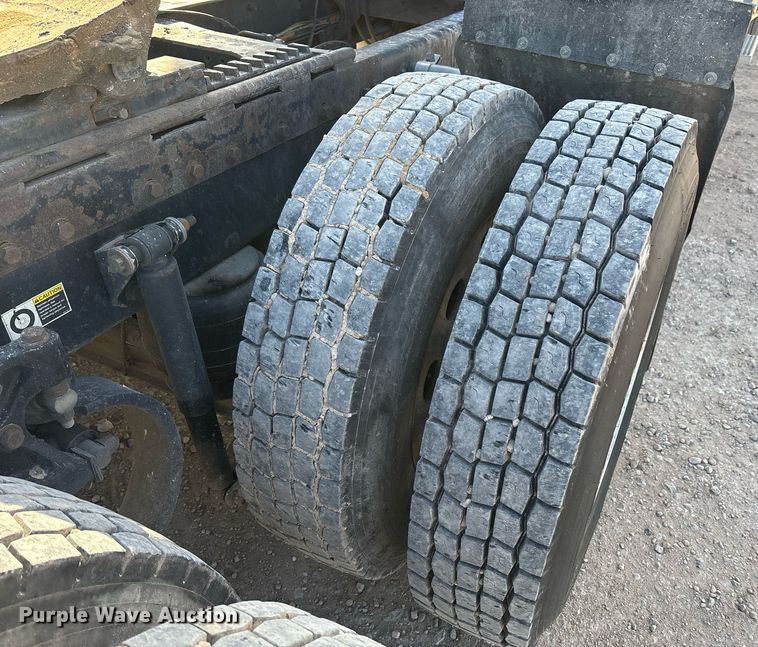 image for item EE0022 2005 Peterbilt 379 semi truck