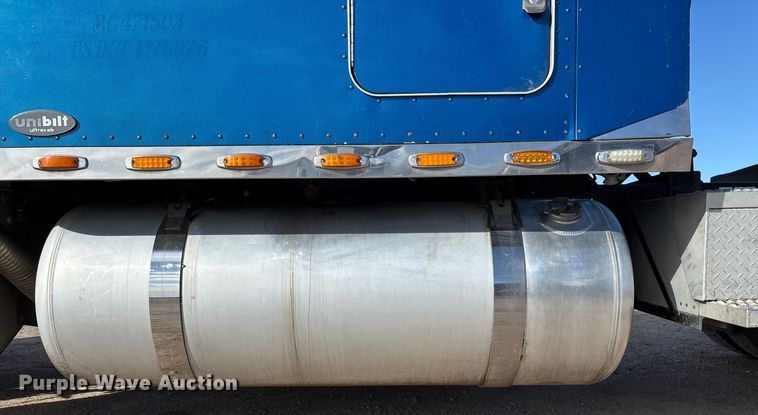 image for item EE0022 2005 Peterbilt 379 semi truck