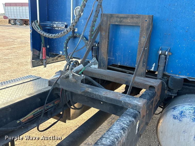 image for item EE0022 2005 Peterbilt 379 semi truck