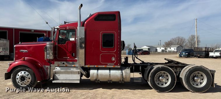 image for item EE0025 2003 Kenworth W900L semi truck