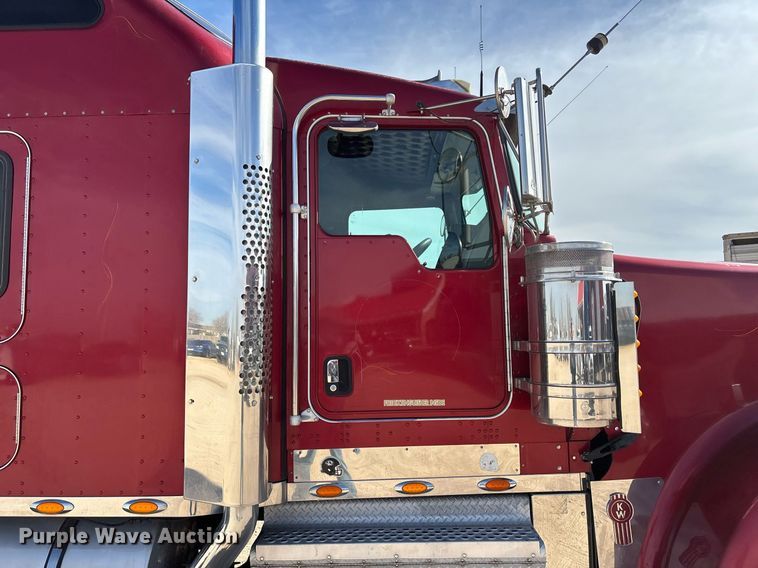 image for item EE0025 2003 Kenworth W900L semi truck