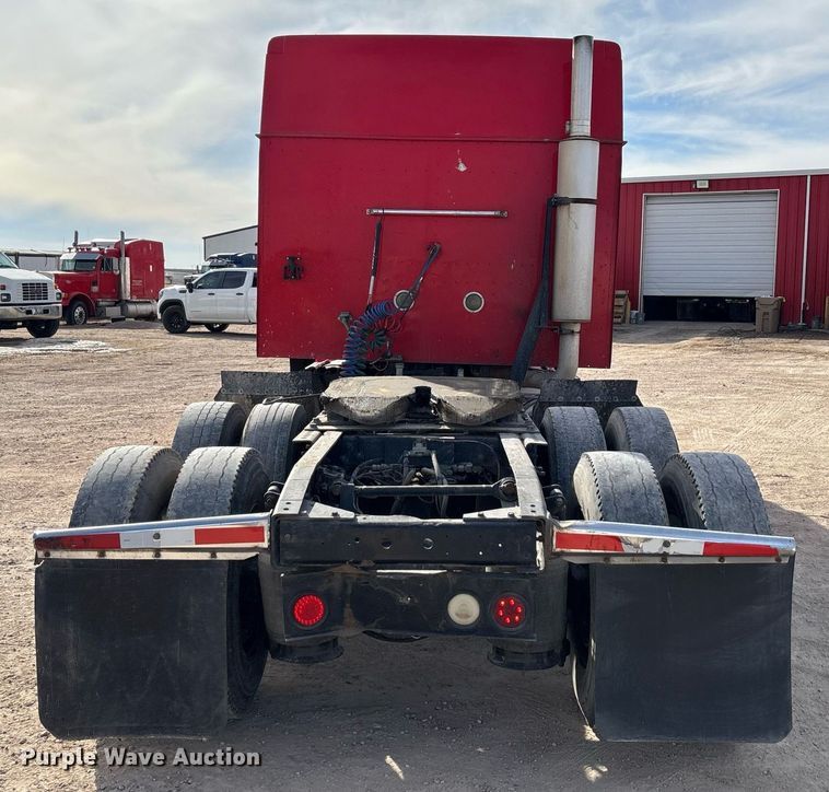 image for item EE0026 2005 International 9400i semi truck