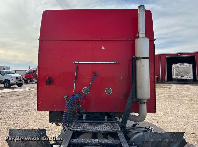 image for item EE0026 2005 International 9400i semi truck