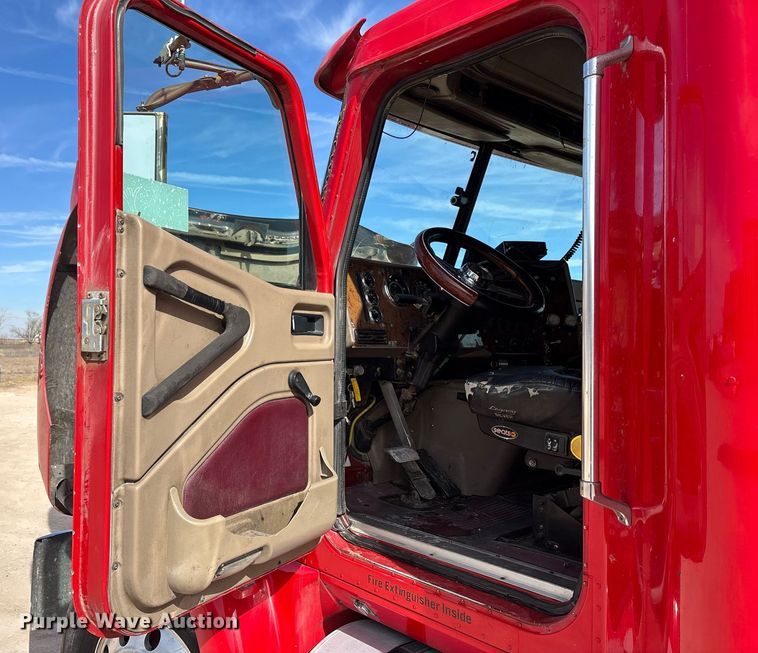 image for item EE0026 2005 International 9400i semi truck