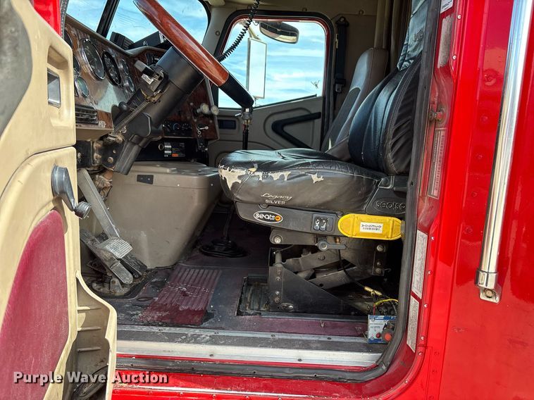 image for item EE0026 2005 International 9400i semi truck