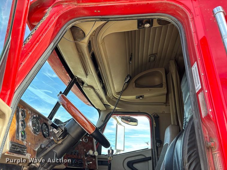 image for item EE0026 2005 International 9400i semi truck