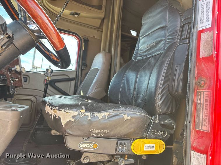 image for item EE0026 2005 International 9400i semi truck