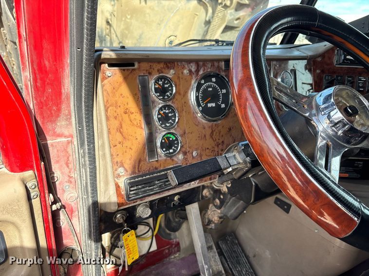 image for item EE0026 2005 International 9400i semi truck