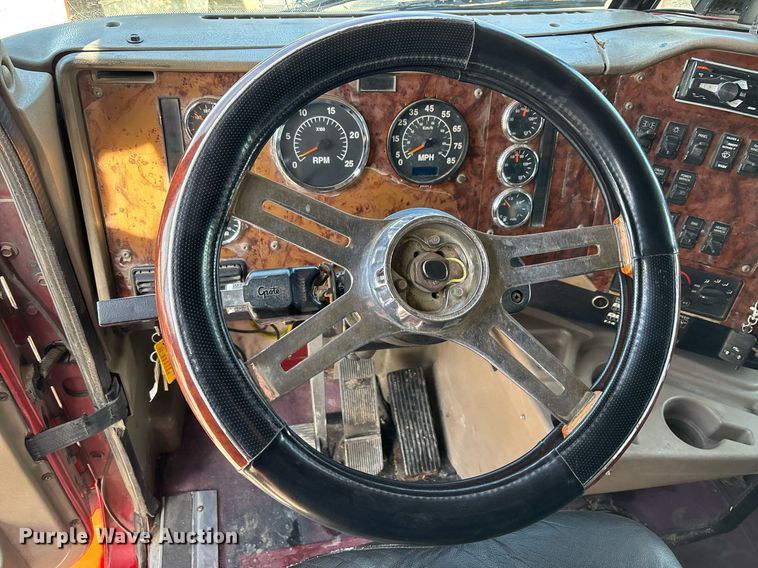 image for item EE0026 2005 International 9400i semi truck