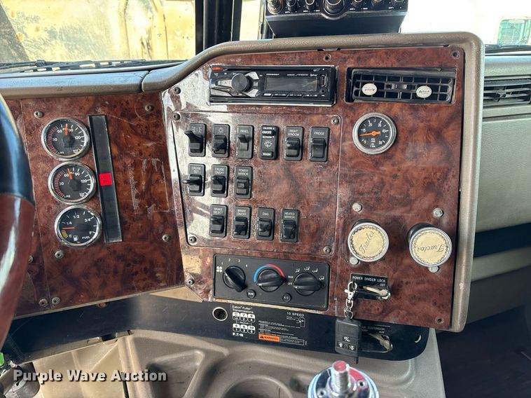 image for item EE0026 2005 International 9400i semi truck