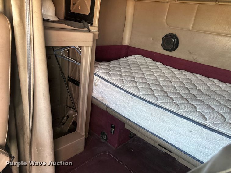 image for item EE0026 2005 International 9400i semi truck