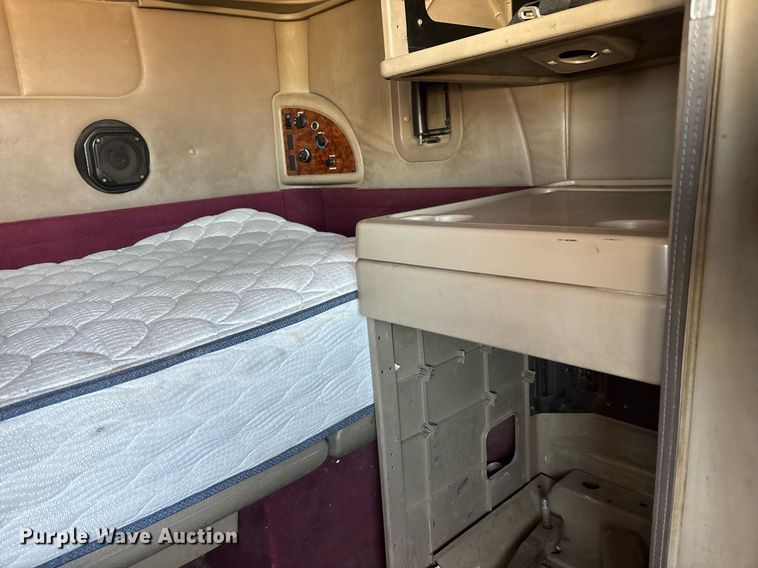 image for item EE0026 2005 International 9400i semi truck