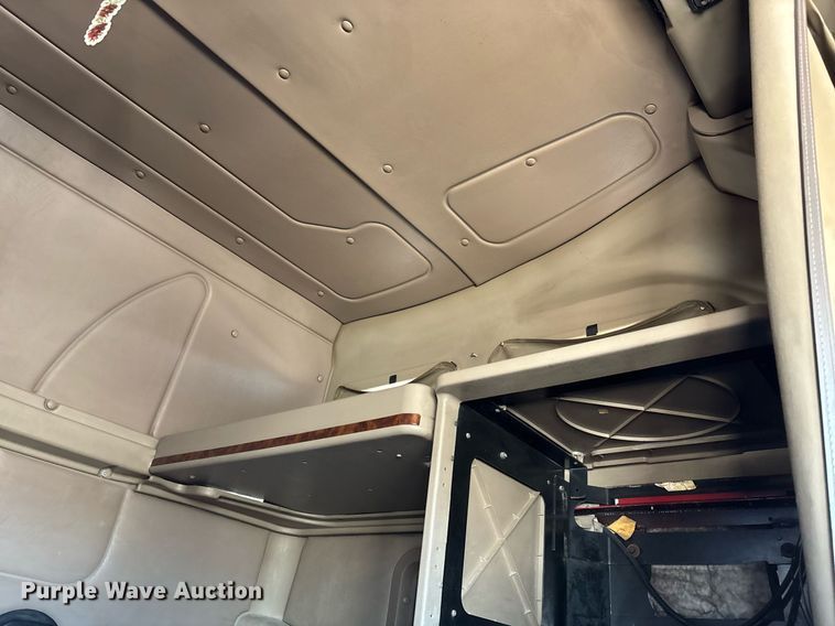 image for item EE0026 2005 International 9400i semi truck