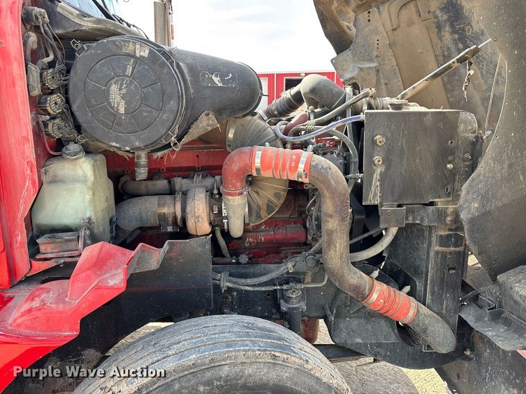 image for item EE0026 2005 International 9400i semi truck