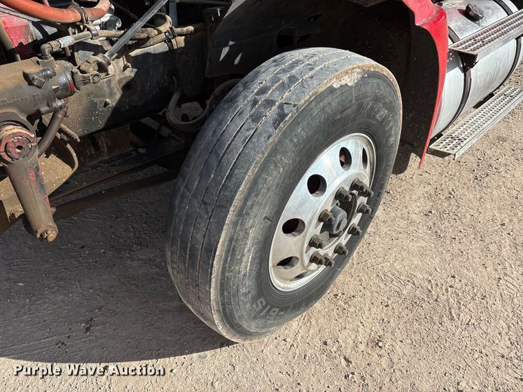 image for item EE0026 2005 International 9400i semi truck