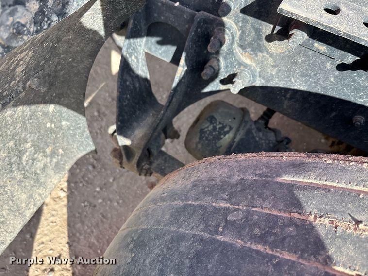 image for item EE0026 2005 International 9400i semi truck