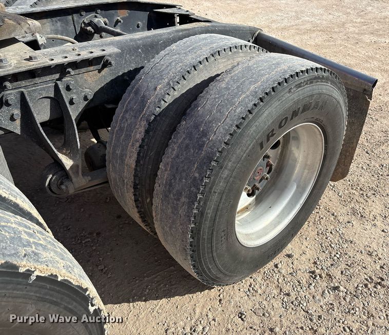 image for item EE0026 2005 International 9400i semi truck