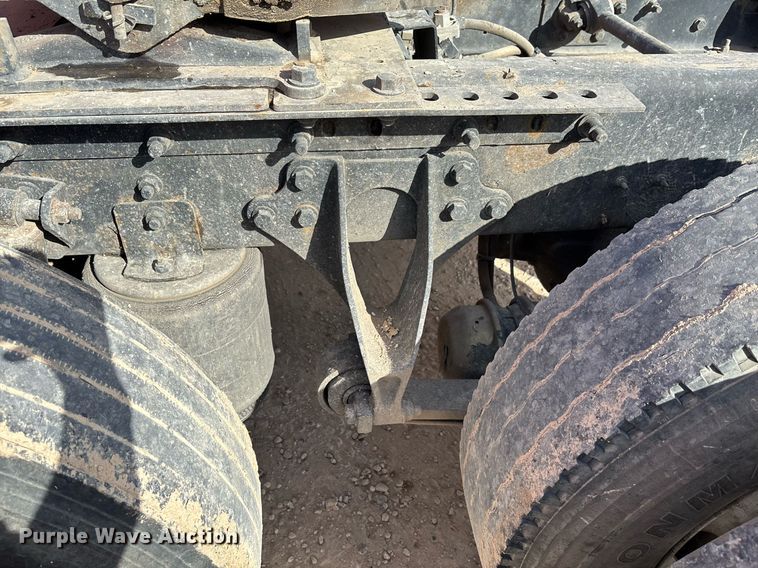 image for item EE0026 2005 International 9400i semi truck