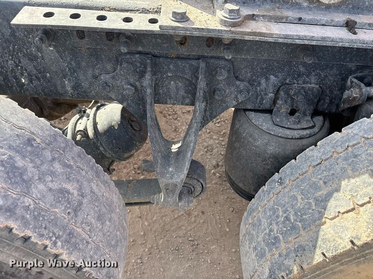 image for item EE0026 2005 International 9400i semi truck