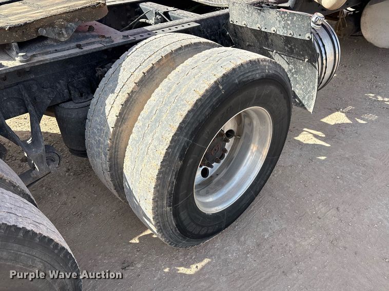 image for item EE0026 2005 International 9400i semi truck