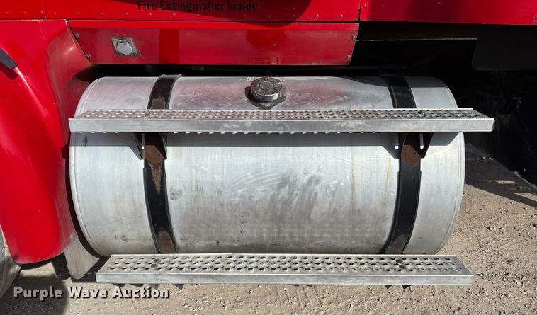 image for item EE0026 2005 International 9400i semi truck