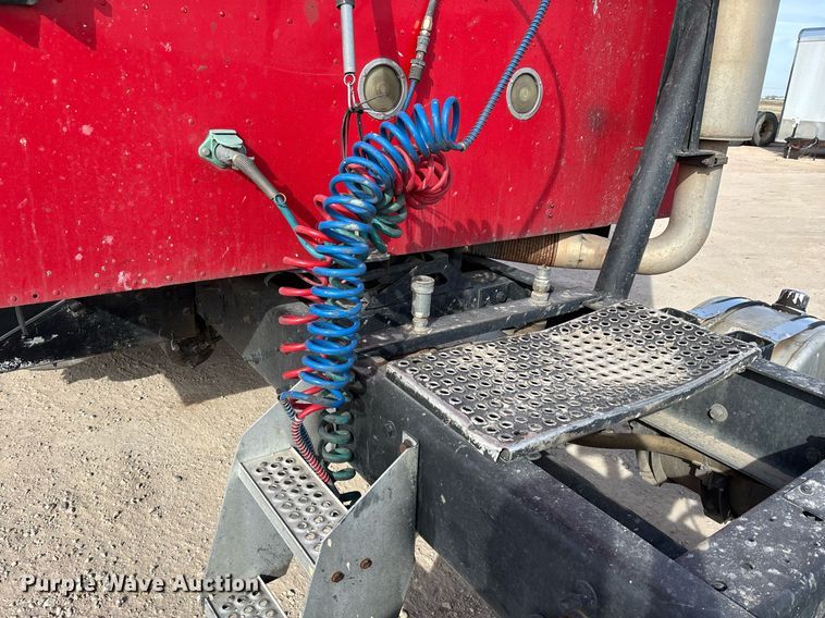 image for item EE0026 2005 International 9400i semi truck