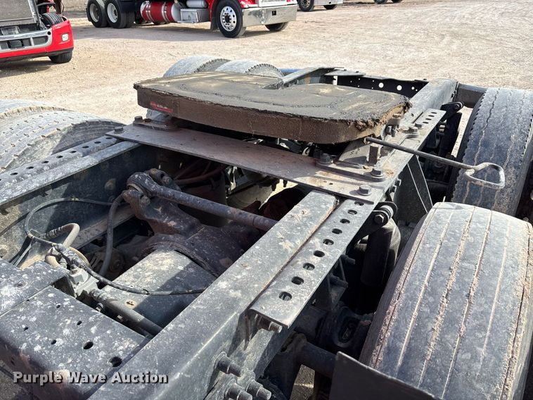 image for item EE0026 2005 International 9400i semi truck