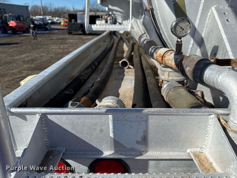 image for item EG2475 2012 Dragon Products Trailers vacuum trailer