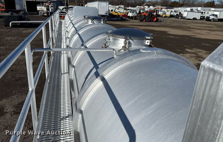 image for item EG2475 2012 Dragon Products Trailers vacuum trailer