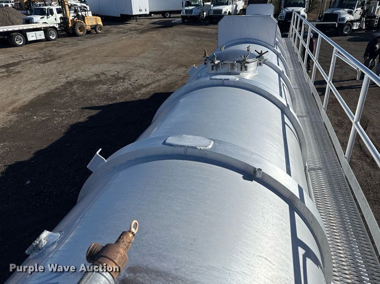 image for item EG2475 2012 Dragon Products Trailers vacuum trailer