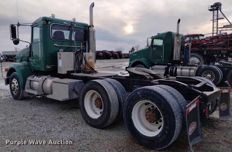 image for item EH0073 2006 Peterbilt 378 semi truck