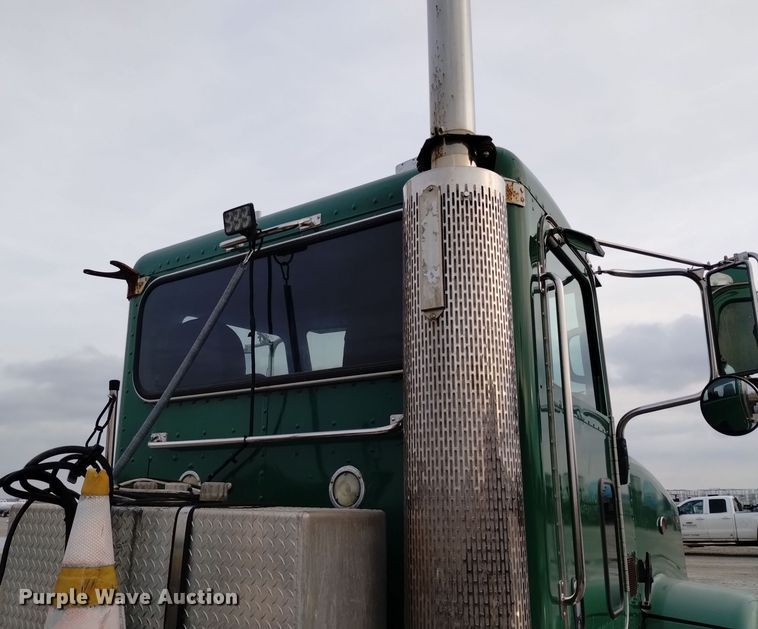 image for item EH0073 2006 Peterbilt 378 semi truck