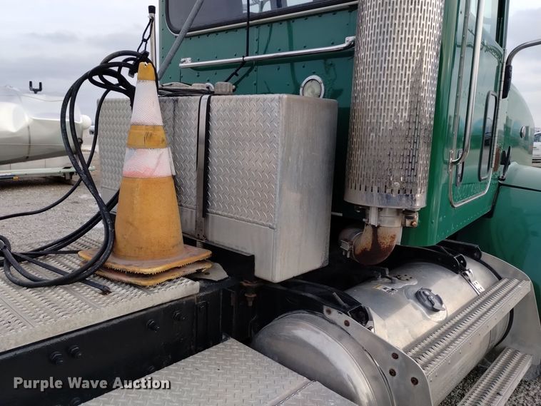 image for item EH0073 2006 Peterbilt 378 semi truck