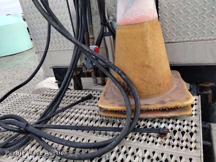 image for item EH0073 2006 Peterbilt 378 semi truck