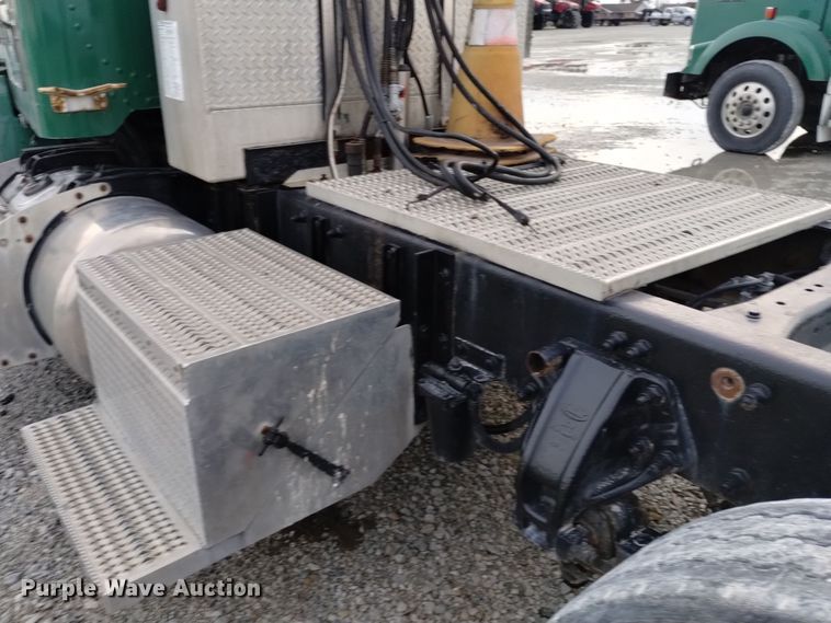 image for item EH0073 2006 Peterbilt 378 semi truck