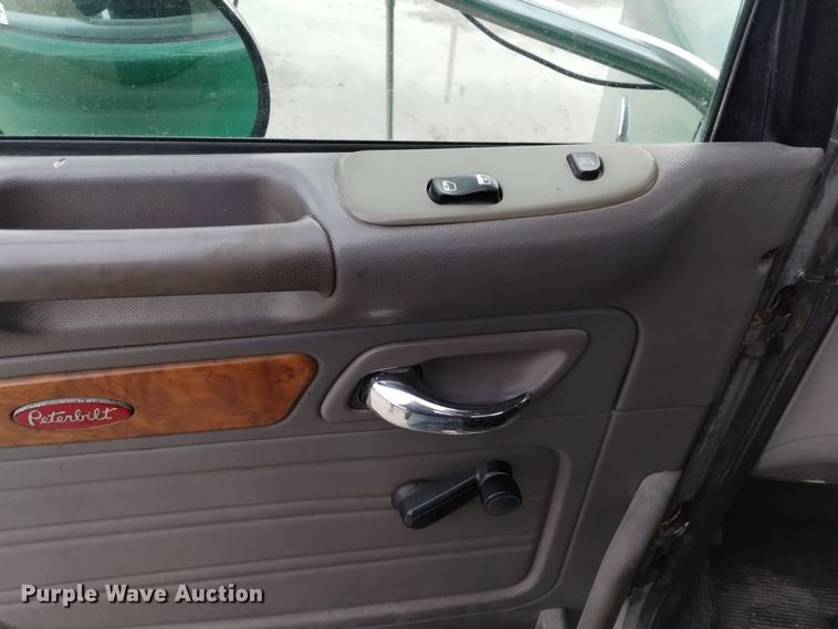 image for item EH0073 2006 Peterbilt 378 semi truck