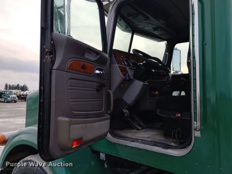 image for item EH0073 2006 Peterbilt 378 semi truck
