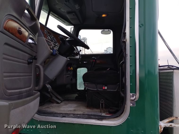 image for item EH0073 2006 Peterbilt 378 semi truck