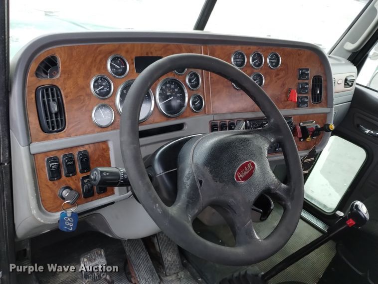 image for item EH0073 2006 Peterbilt 378 semi truck