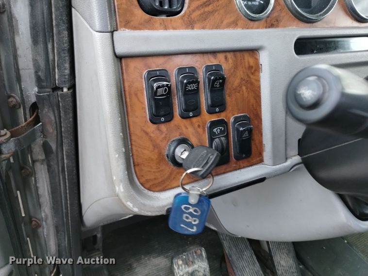 image for item EH0073 2006 Peterbilt 378 semi truck