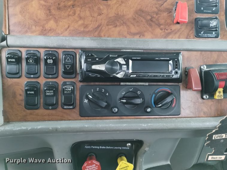 image for item EH0073 2006 Peterbilt 378 semi truck