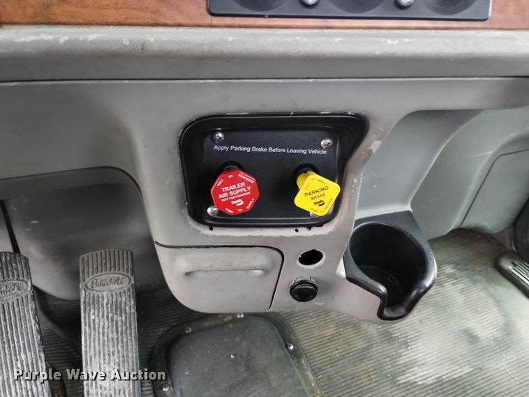 image for item EH0073 2006 Peterbilt 378 semi truck
