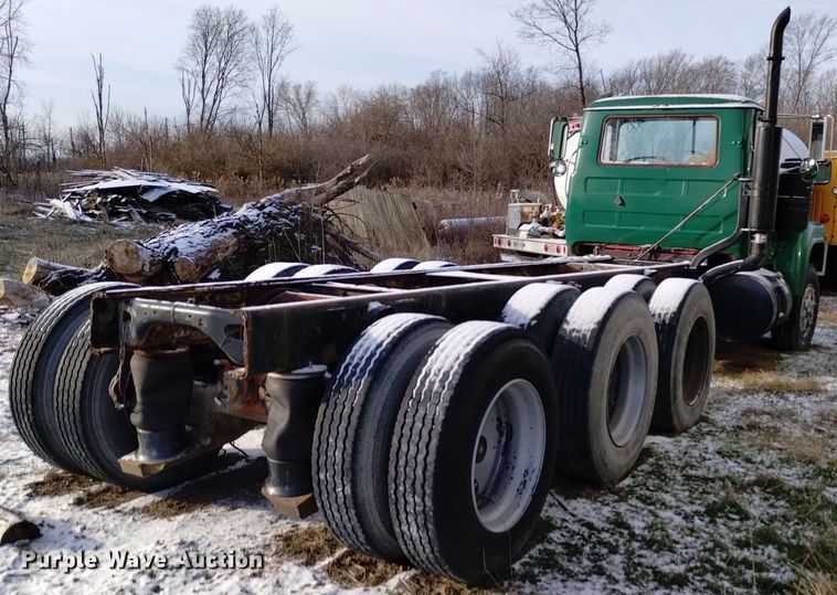 image for item EH0117 1985 Mack R686ST truck cab and chassis