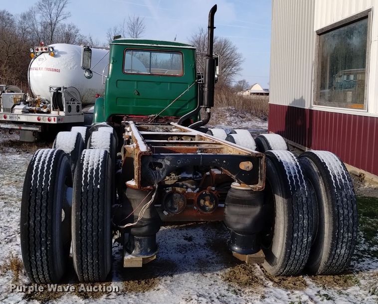 image for item EH0117 1985 Mack R686ST truck cab and chassis