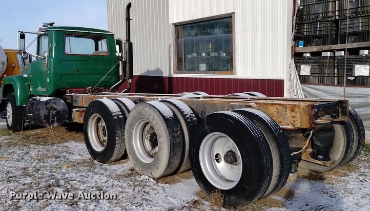 image for item EH0117 1985 Mack R686ST truck cab and chassis