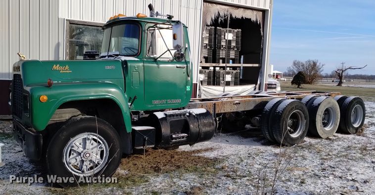 image for item EH0117 1985 Mack R686ST truck cab and chassis