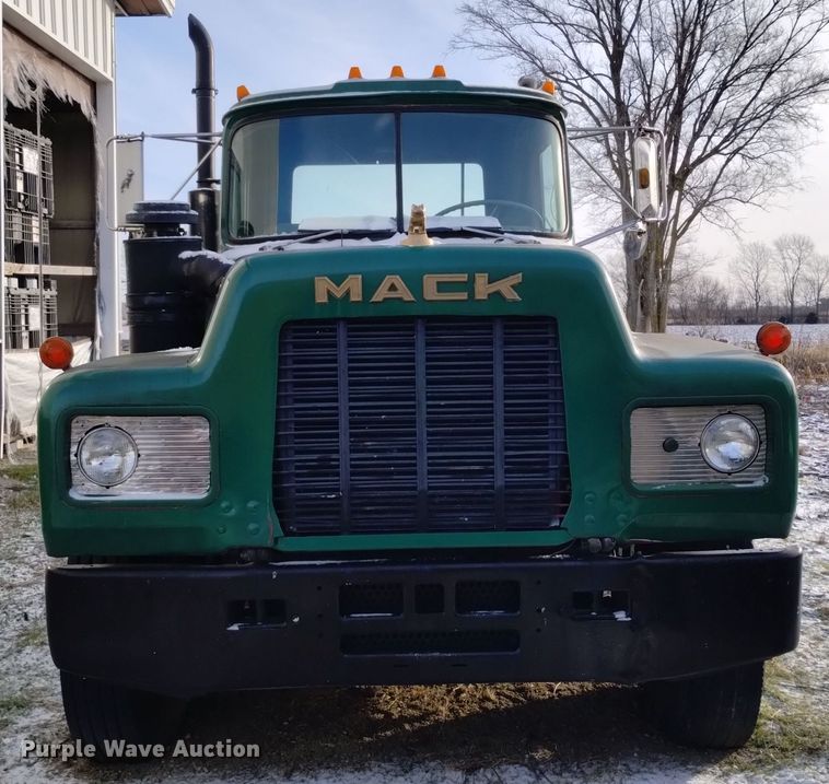image for item EH0117 1985 Mack R686ST truck cab and chassis