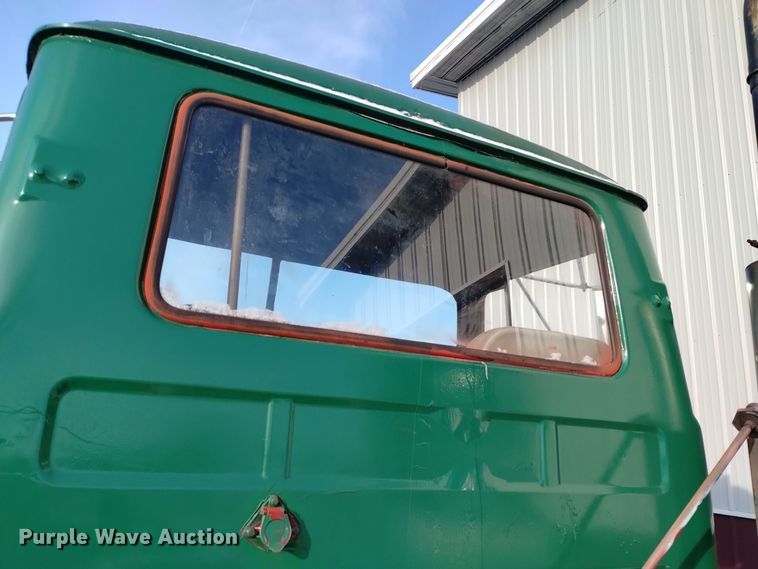 image for item EH0117 1985 Mack R686ST truck cab and chassis