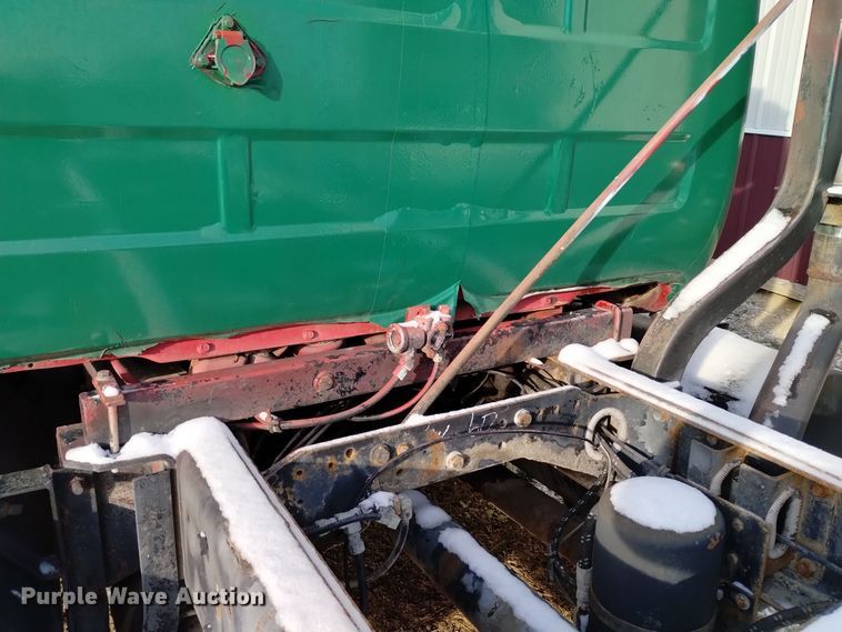 image for item EH0117 1985 Mack R686ST truck cab and chassis