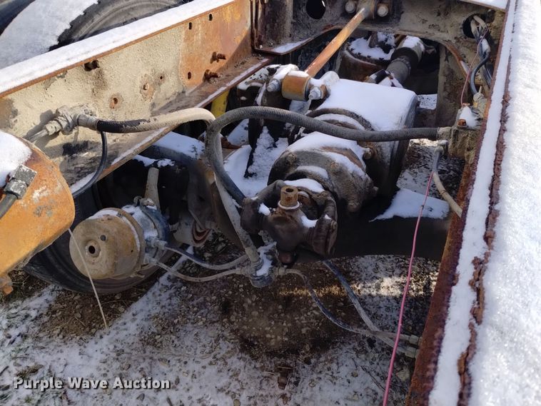 image for item EH0117 1985 Mack R686ST truck cab and chassis